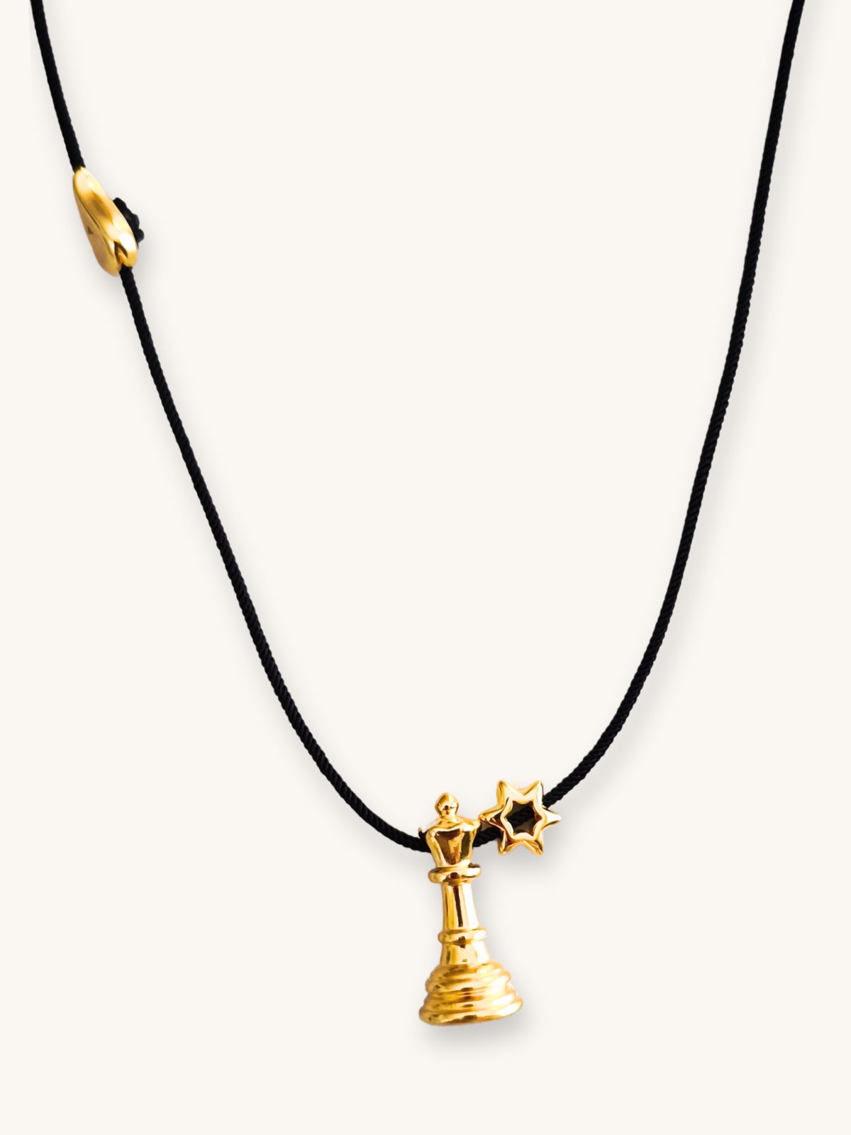 Κολιέ Γούρι Χρυσό Charm '26 με Βασίλισσα Πιόνι Σκακιού & Αστεράκι | Couronne