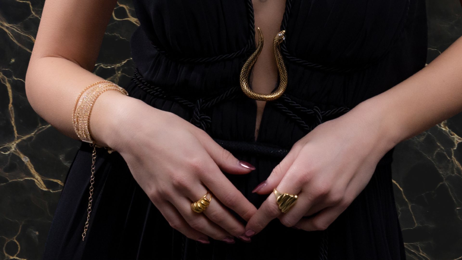 Η νέα συλλογή από δαχτυλίδια της Couronne είναι αφιερωμένη σε σένα που αναζητάς ένα effortless look για κάθε περίσταση. Διάλεξε το δαχτυλίδι που εκφράζει το δικό σου μοναδικό στυλ και μαγνήτισε αβίαστα όλα βλέμματα πάνω σου!