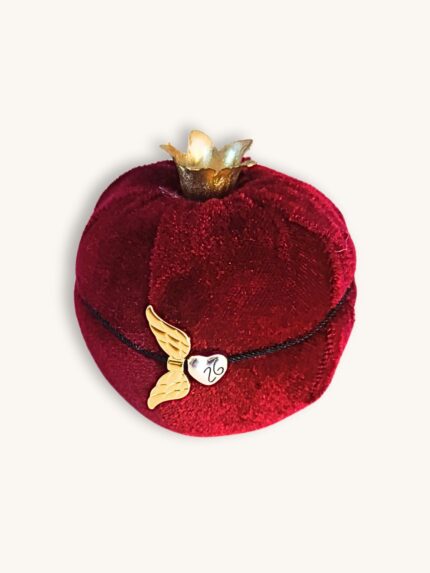 Γούρι ’26 Σετ με Βελούδινο Μπορντώ Ρόδι & Βραχιόλι με Φτερά Αγγέλου | Couronne