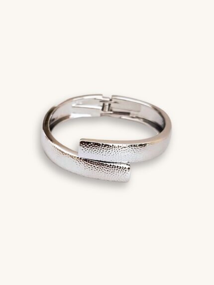 Βραχιόλι Χειροπέδα Ασημί με Ανάγλυφο Μοτίβο | Couronne