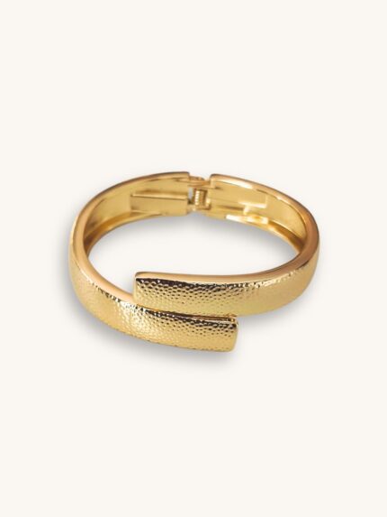 Βραχιόλι Χειροπέδα Χρυσό με Ανάγλυφο Μοτίβο | Couronne