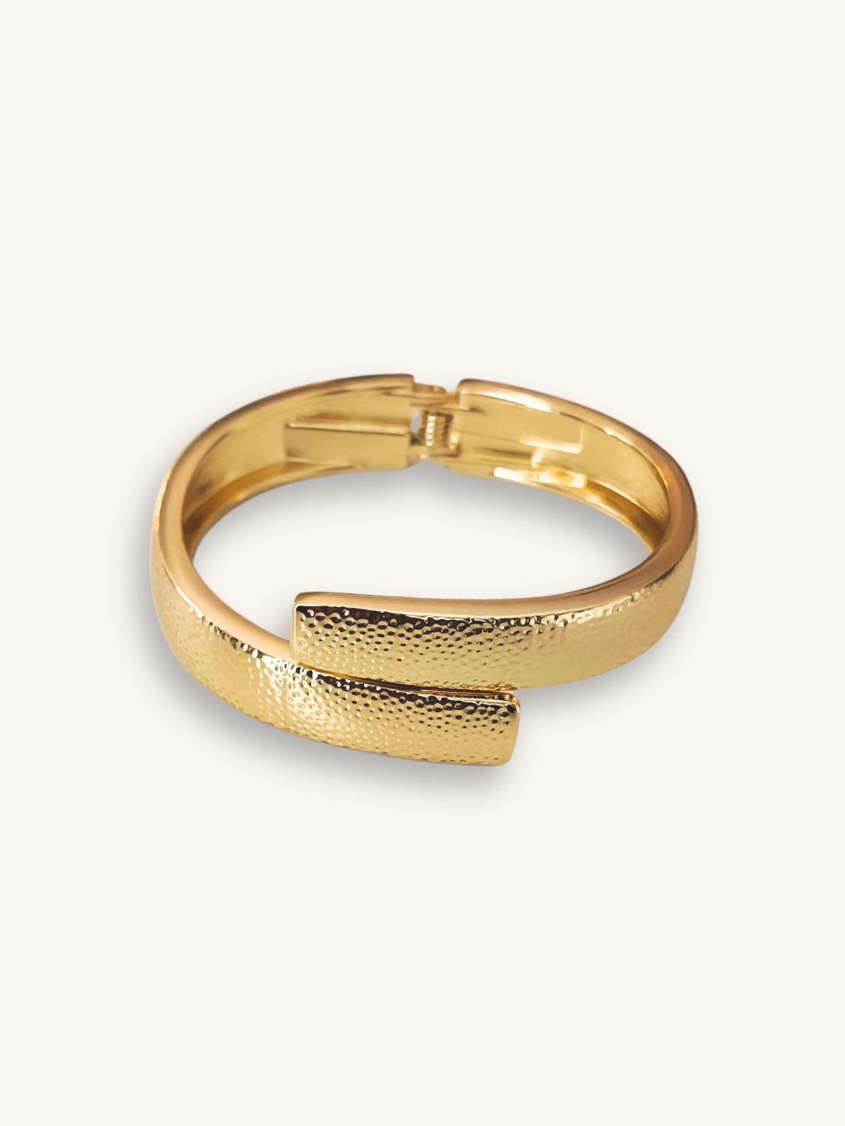 vrachioli-xeiropeda-xryso-anaglyfo-motivo Βραχιόλι Χειροπέδα Χρυσό με Ανάγλυφο Μοτίβο | Couronne