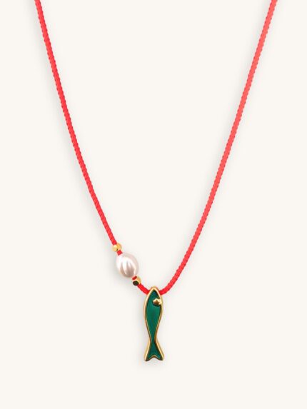 Κολιέ με κόκκινο μακραμέ κορδόνι, πράσινο ψαράκι και περλίτσα