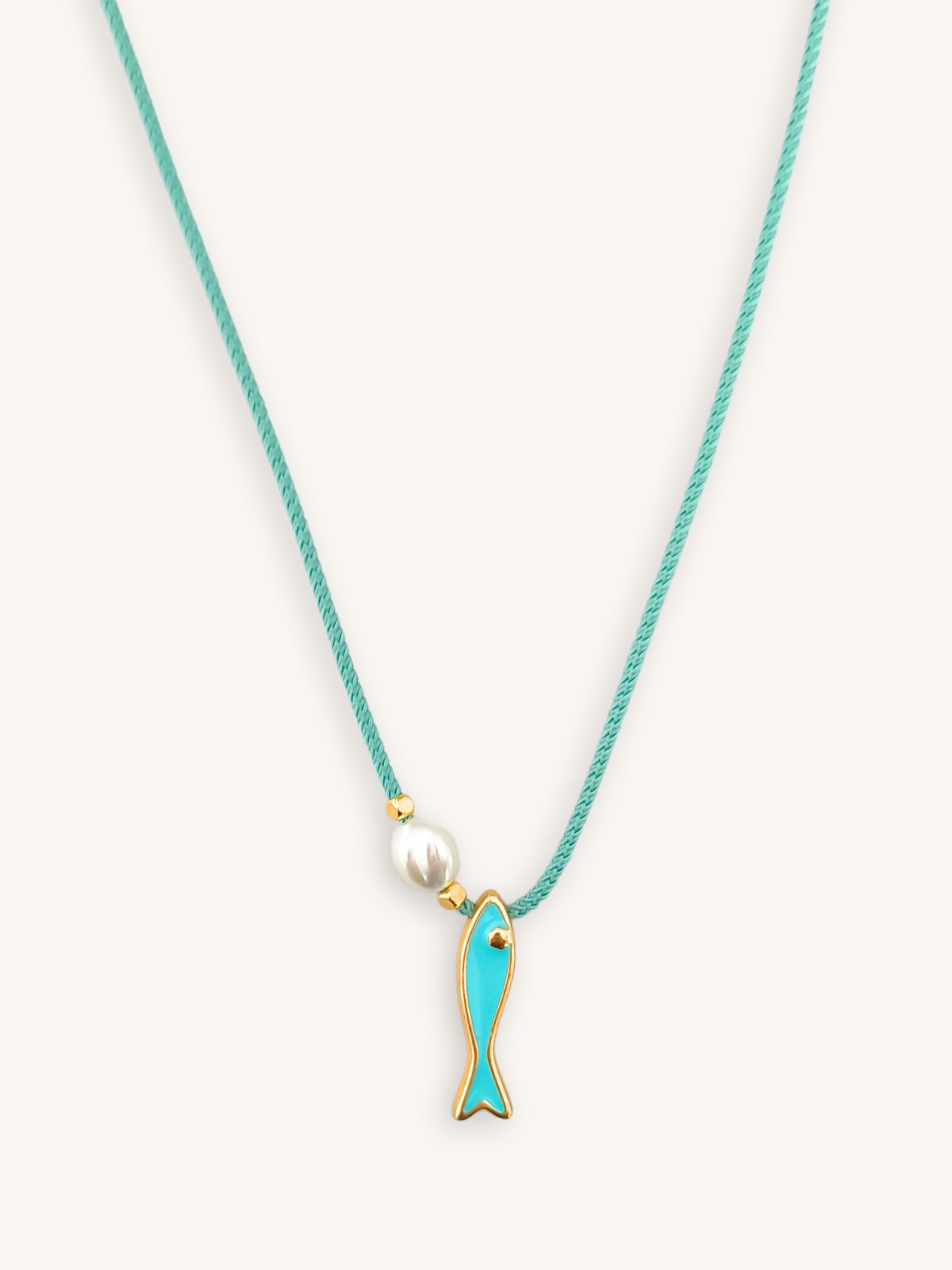 Κολιέ με τιρκουάζ μακραμέ κορδόνι, τιρκουάζ ψαράκι και περλίτσα