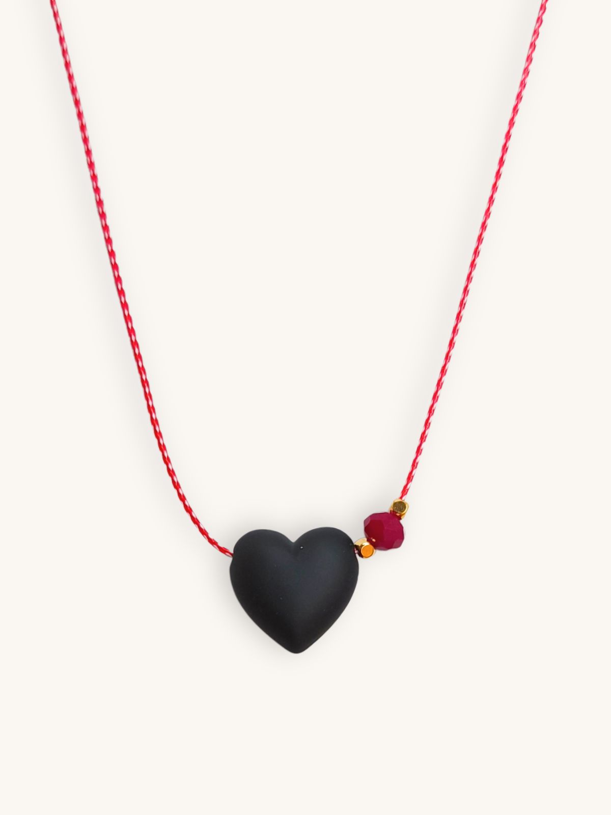 martaki-kolie-mavri-kardia-chryso/ Μαρτάκι Κολιέ με Μαύρη Καρδιά & Χρυσά Στοιχεία 24Κ | Couronne