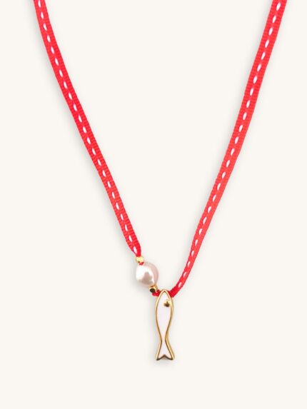 Κολιέ με κόκκινο-λευκό κορδόνι με λευκό γαζί, λευκό ψαράκι και περλίτσα