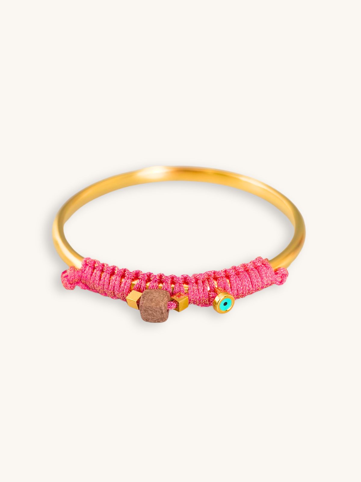 vraxioli-bangle-chryso-makrame-fuchsia-mataki-beige-kafe-kyvaki Χρυσό βραχιόλι bangle με φούξια μακραμέ, ματάκι και μπεζ-καφέ κυβάκι