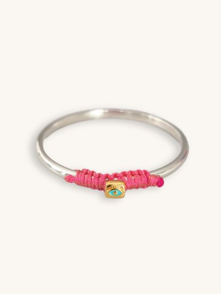 Ασημί βραχιόλι bangle με φούξια μακραμέ πλέξη και ματάκι