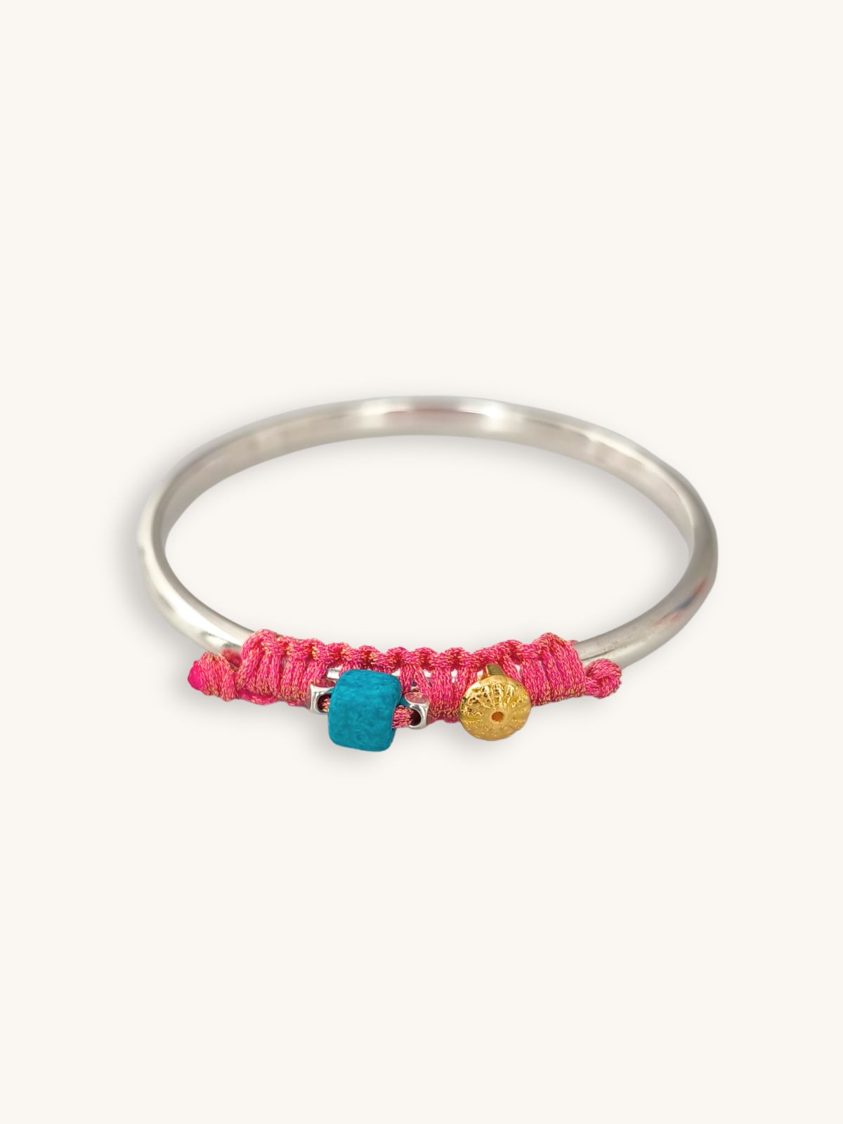 vraxioli-bangle-asimi-makrame-fuchsia-achinos-galazio-kyvaki Ασημί βραχιόλι bangle με φούξια μακραμέ, αχινό και γαλάζιο κυβάκι