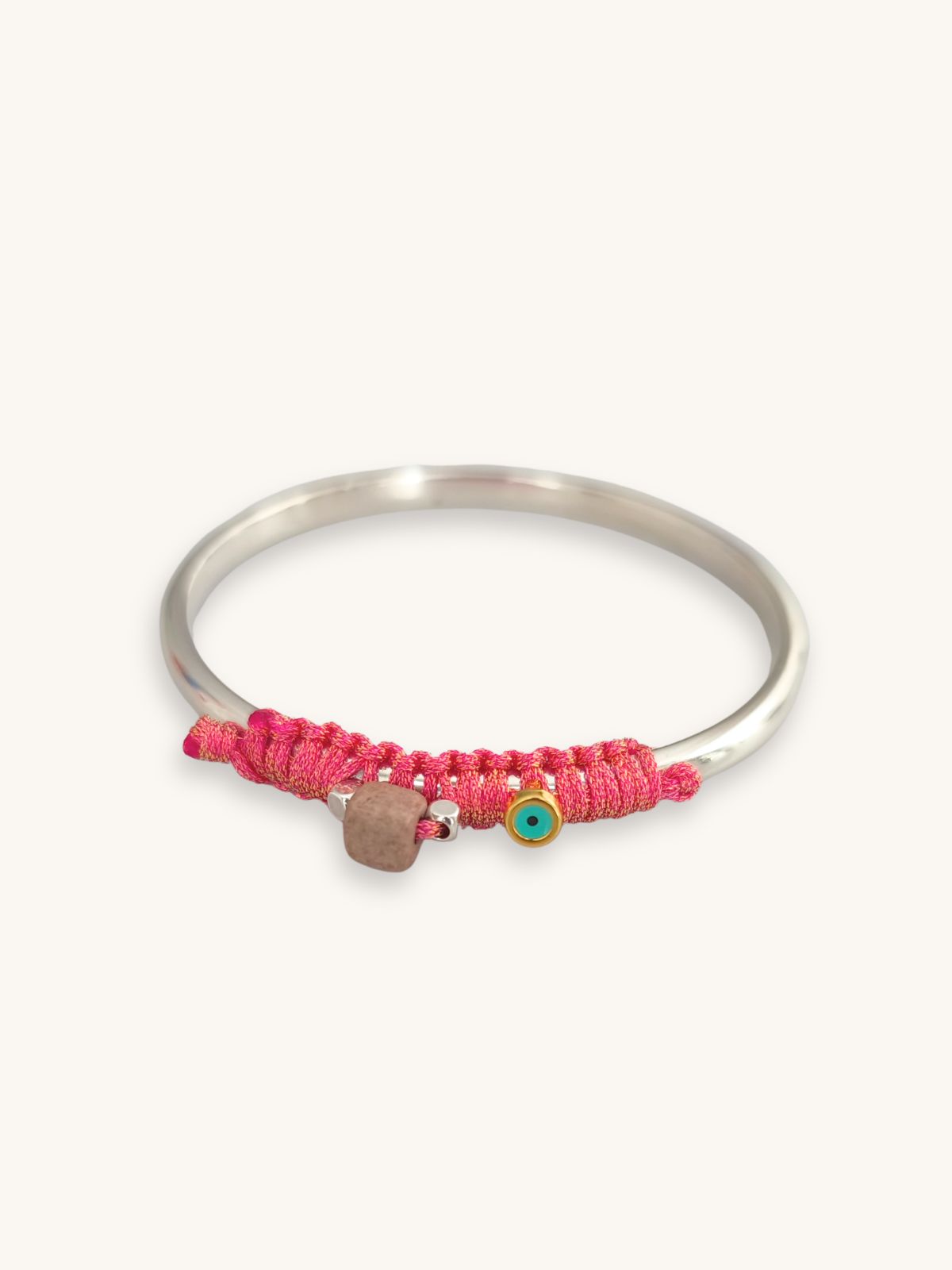 vraxioli-bangle-asimi-makrame-fuchsia-mataki-beige-kafe-kyvaki Ασημί βραχιόλι bangle με φούξια μακραμέ, ματάκι και μπεζ-καφέ κυβάκι
