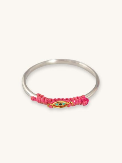 Ασημί βραχιόλι bangle με φούξια μακραμέ, αμυγδαλωτό ματάκι και μπεζ-καφέ κυβάκι