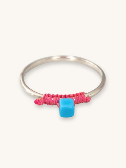 Ασημί βραχιόλι bangle με φούξια μακραμέ, ματόχαντρο και μπεζ-καφέ κυβάκι