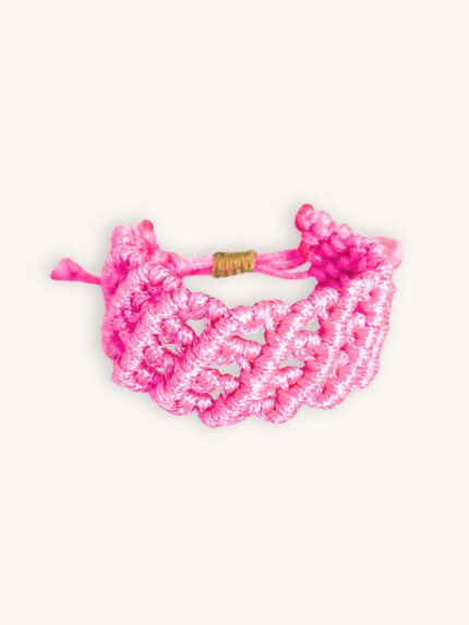 Χειροποίητο βραχιόλι μακραμέ σε έντονο ροζ με φαρδιά πλέξη
