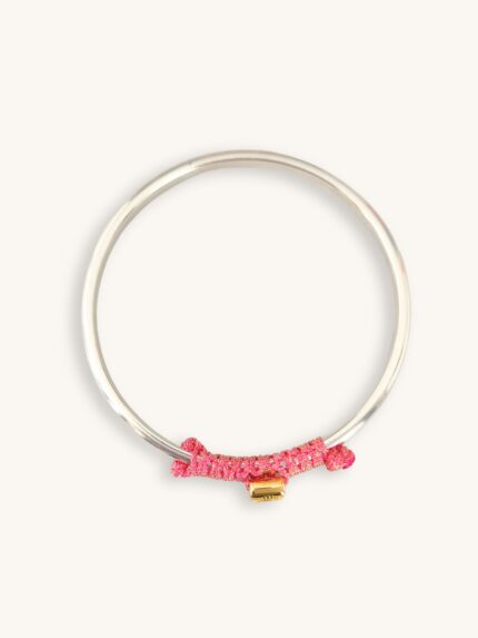 Ασημί βραχιόλι bangle με φούξια μακραμέ πλέξη και ματάκι