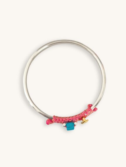 Ασημί βραχιόλι bangle με φούξια μακραμέ, αχινό και γαλάζιο κυβάκι