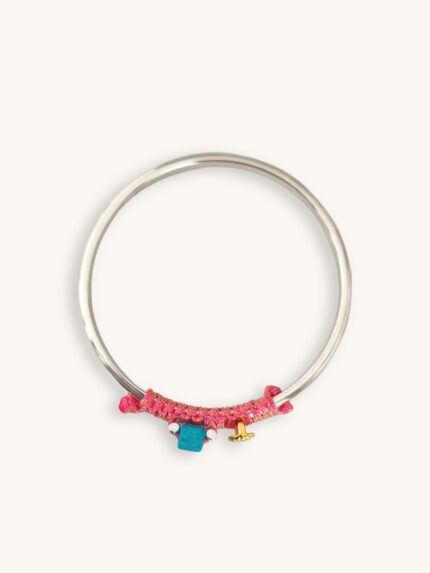 Ασημί βραχιόλι bangle με φούξια μακραμέ, ματάκι και μπεζ-καφέ κυβάκι