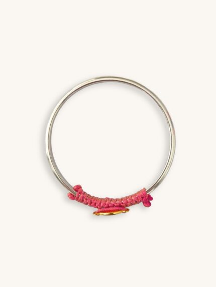 Ασημί βραχιόλι bangle με φούξια μακραμέ, αμυγδαλωτό ματάκι και μπεζ-καφέ κυβάκι