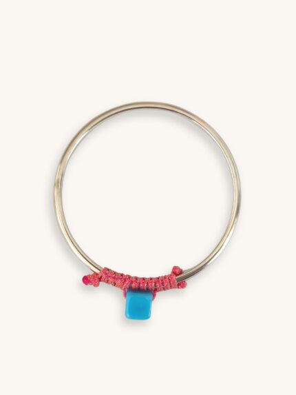 Ασημί βραχιόλι bangle με φούξια μακραμέ, ματόχαντρο και μπεζ-καφέ κυβάκι