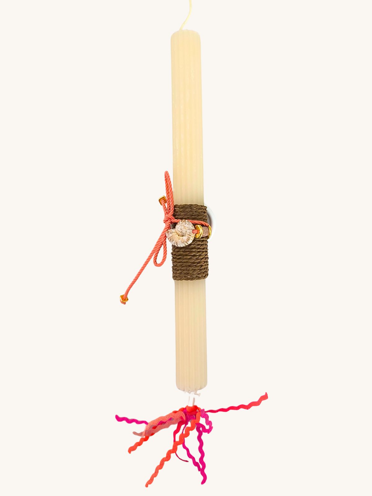 pasxalini-lampada-krem-kolie-somon-kordoni-bez-chryso-kochyli Κρεμ πασχαλινή λαμπάδα με κολιέ σομόν κορδόνι και μπεζ-χρυσό κοχύλι