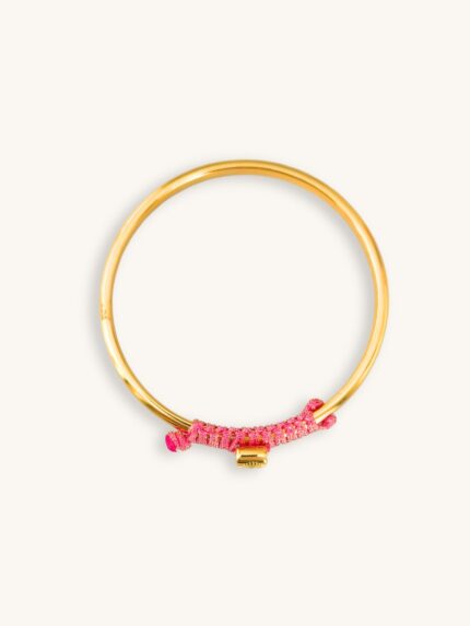 Χρυσό βραχιόλι bangle με φούξια μακραμέ πλέξη και ματάκι