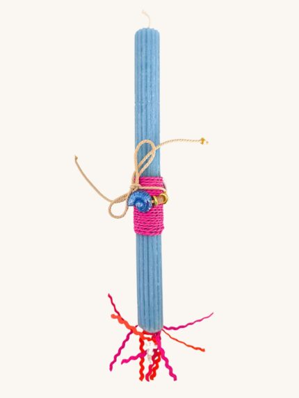 Γαλάζια πασχαλινή λαμπάδα με κολιέ μπεζ κορδόνι και μπλε κεραμικό κοχύλι