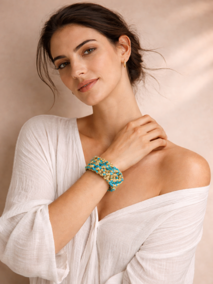 Βραχιόλι μακραμέ χρυσό με μπλε με φαρδιά πλέξη