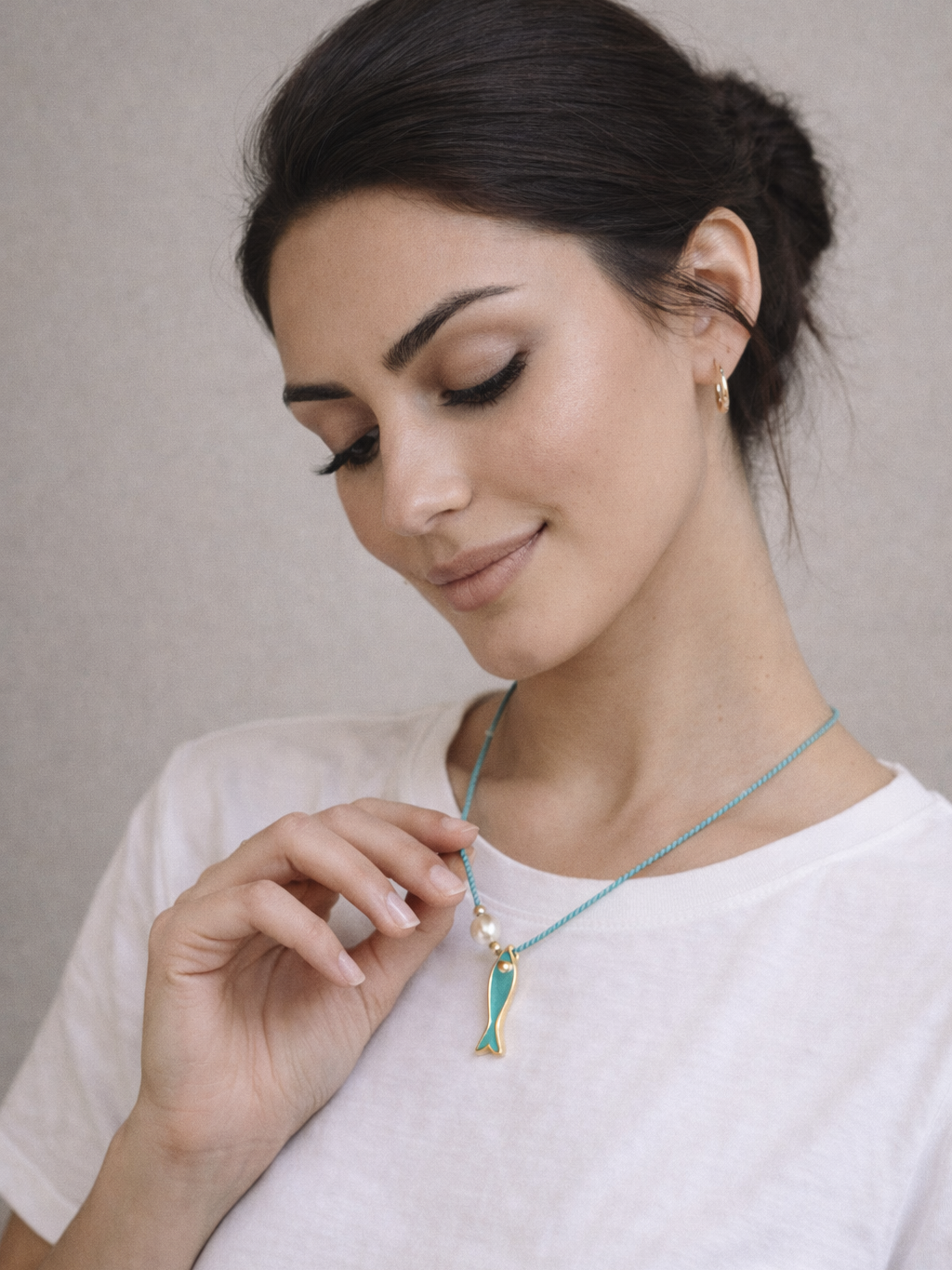 Κολιέ με τιρκουάζ μακραμέ κορδόνι, τιρκουάζ ψαράκι και περλίτσα