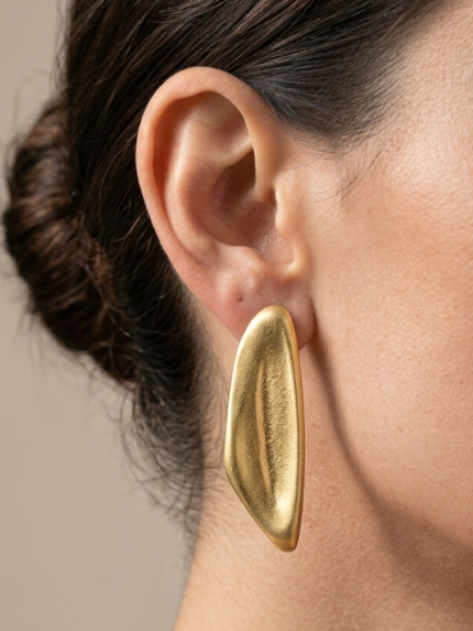 Χρυσά σκουλαρίκια σε σχήμα φύλλου με καρφωτό κούμπωμα