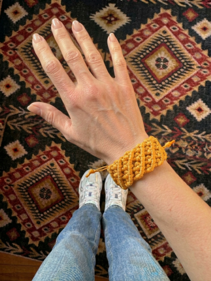 Χειροποίητο βραχιόλι μακραμέ σε ζεστή ώχρα με φαρδιά πλέξη