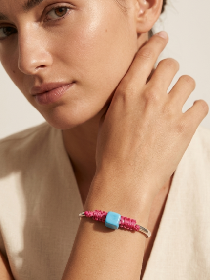 Ασημί βραχιόλι bangle με φούξια μακραμέ, ματόχαντρο και μπεζ-καφέ κυβάκι