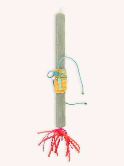 Πράσινο-λαδί πασχαλινή λαμπάδα με αρωματικό κερί, ουρίτσα από κορδελίτσες με λευκό σταυρουδάκι και συνοδευτικό κολιέ κορδόνι με τυρκουάζ ψαράκι και μικρή περλίτσα