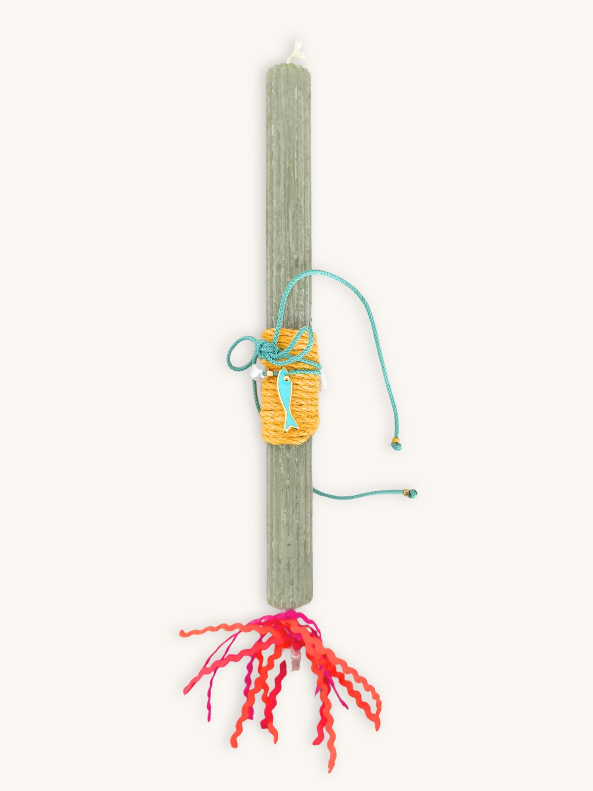 pashalini-lampada-prasino-ladi-kolie-turkouaz-psaraki-perlitsa Πράσινο-λαδί πασχαλινή λαμπάδα με αρωματικό κερί, ουρίτσα από κορδελίτσες με λευκό σταυρουδάκι και συνοδευτικό κολιέ κορδόνι με τυρκουάζ ψαράκι και μικρή περλίτσα