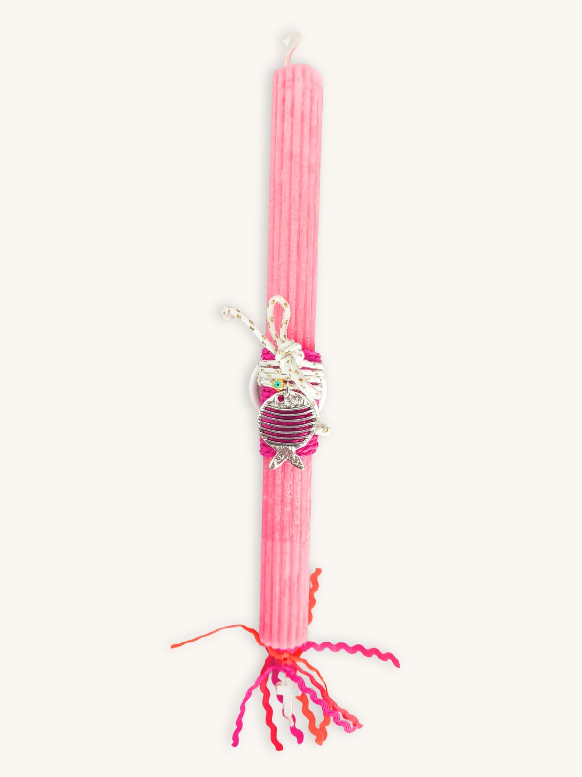 pashalini-lampada-roz-kolie-asimi-psaraki-tirkouaz Ριγέ ροζ πασχαλινή λαμπάδα με αρωματικό κερί, ουρίτσα από κορδελίτσες με λευκό σταυρουδάκι και συνοδευτικό κολιέ λευκό κορδόνι με ασημί ψαράκι και τιρκουάζ ματάκι