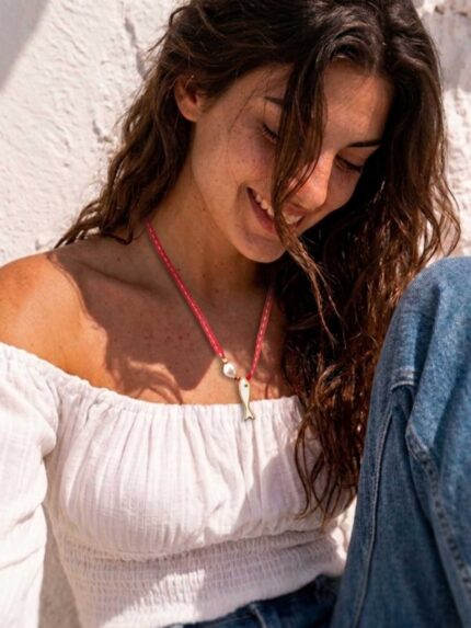 Κολιέ με κόκκινο-λευκό κορδόνι με λευκό γαζί, λευκό ψαράκι και περλίτσα