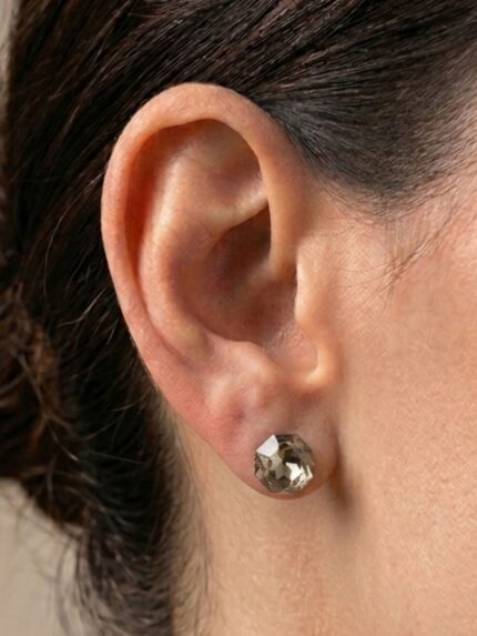 Καρφωτά σκουλαρίκια με smokey γκρι κρυσταλλάκια σε diamond cut