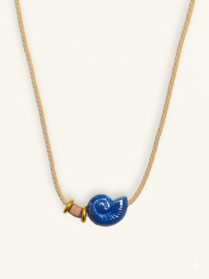 Κολιέ με μπεζ κορδόνι και μπλε κεραμικό κοχύλι