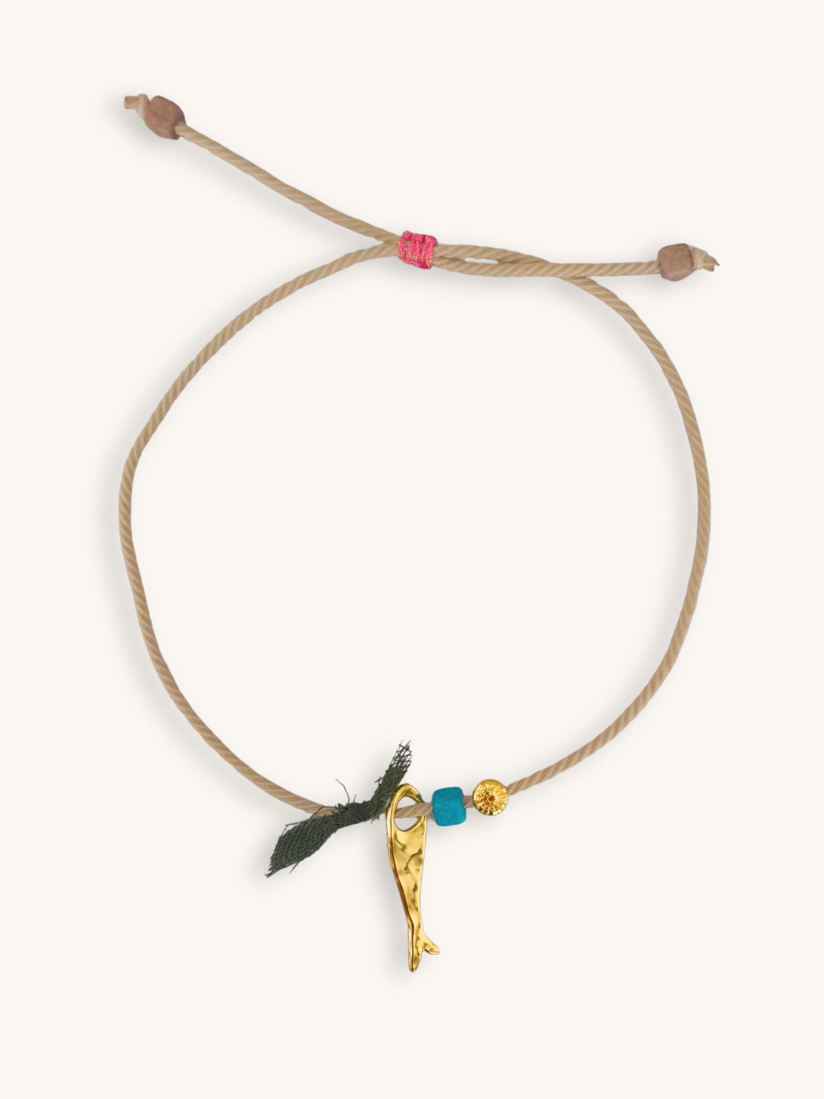 kolie-bez-kordoni-chryso-psaraki-achino-chandres Κολιέ με μπεζ κορδόνι, χρυσό ψαράκι, χρυσό αχινό και τιρκουάζ χάντρες