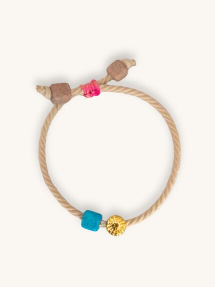 Βραχιόλι με μπεζ κορδόνι, χρυσό αχινό και πολύχρωμες χάντρες