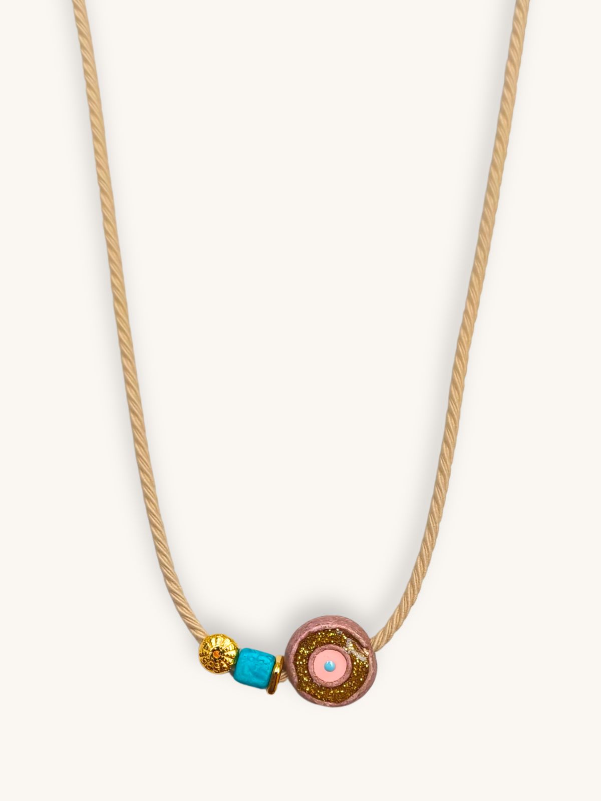 kolie-mpez-kordoni-xryso-mati-achinos Κολιέ με μπεζ κορδόνι, κεραμικό μάτι και χρυσό αχινό