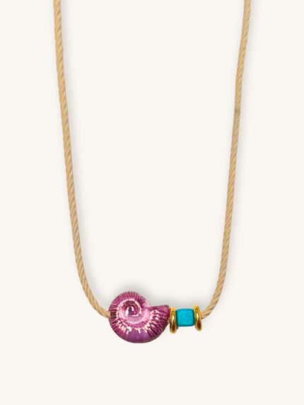 Κολιέ με μπεζ κορδόνι και φούξια κεραμικό κοχύλι, με χρυσές λεπτομέρειες και γαλάζια χάντρα. Ιδανικό καλοκαιρινό κόσμημα με έντονο στυλ.