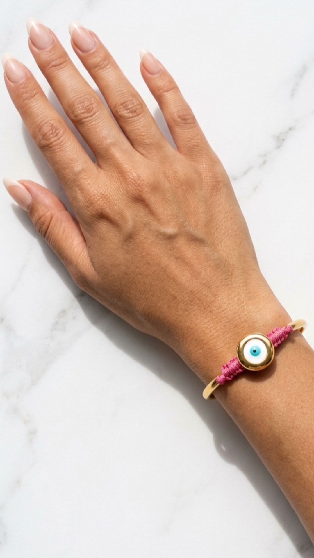 Χρυσό βραχιόλι bangle με φούξια μακραμέ πλέξη και μεγάλο μάτι