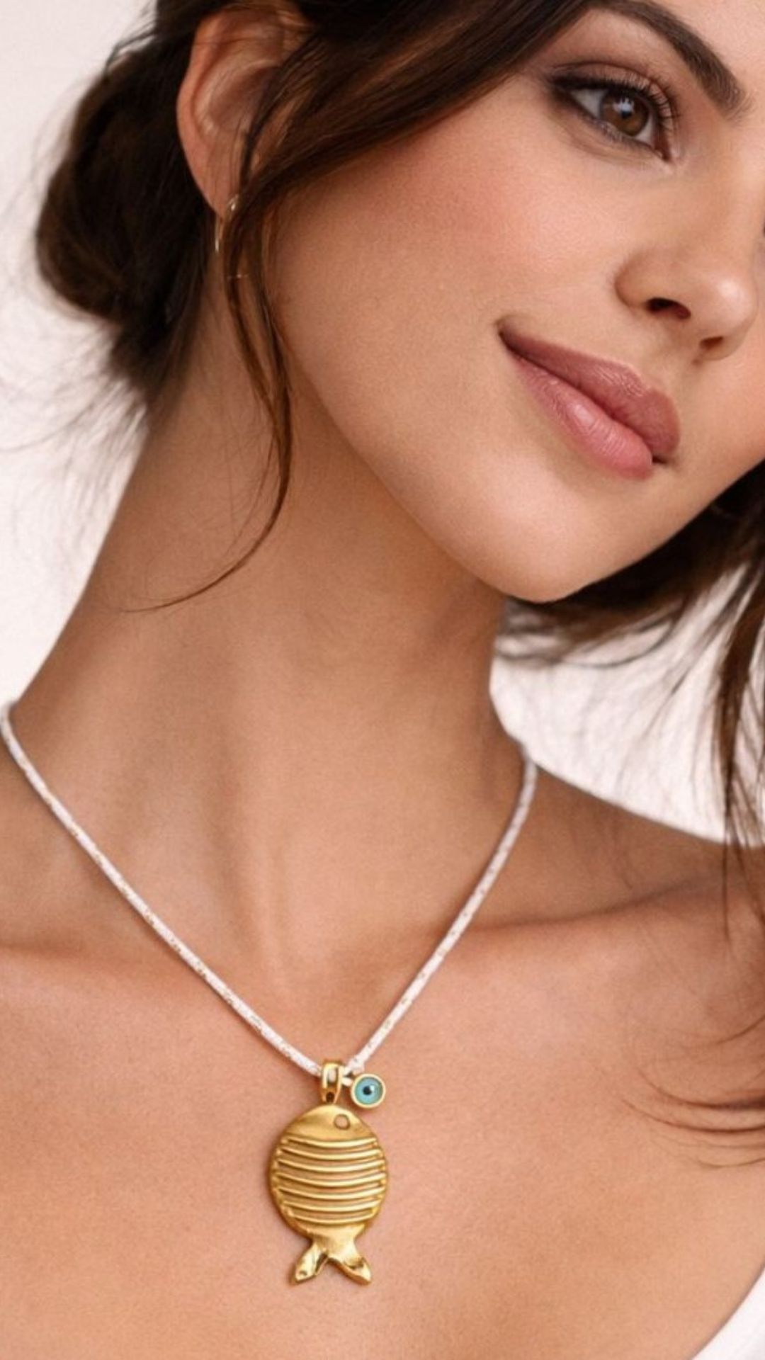 Κολιέ με λευκό κορδόνι χρυσοκλωστής, χρυσό ψαράκι και τιρκουάζ ματάκι