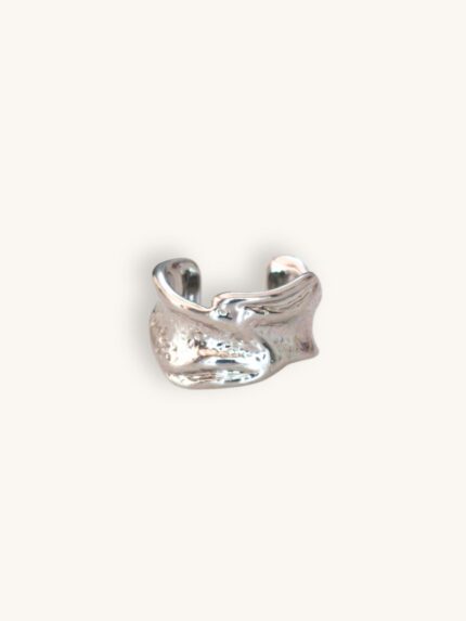 Ασημί σφυρήλατο ear cuff με κυματιστές γραμμές