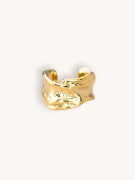 Χρυσό σφυρήλατο ear cuff με κυματιστές γραμμές