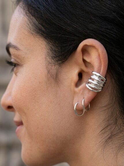 Ασημί πολύσειρο ear cuff με κυματιστές γραμμές