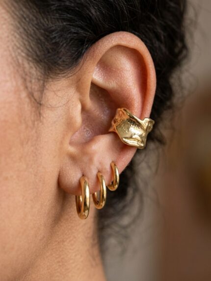 Χρυσό σφυρήλατο ear cuff με κυματιστές γραμμές
