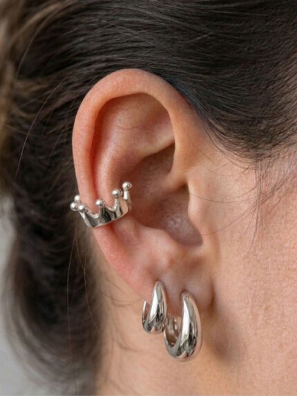 Ασημί ατσάλινο ear cuff με σχέδιο κορώνας