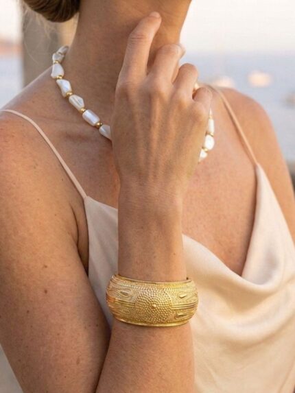 Χρυσό βραχιόλι χειροπέδα με ανάγλυφο boho σχέδιο και σκαλιστές λεπτομέρειες