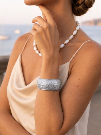 Ασημί βραχιόλι χειροπέδα με ανάγλυφο boho σχέδιο και σκαλιστές λεπτομέρειες