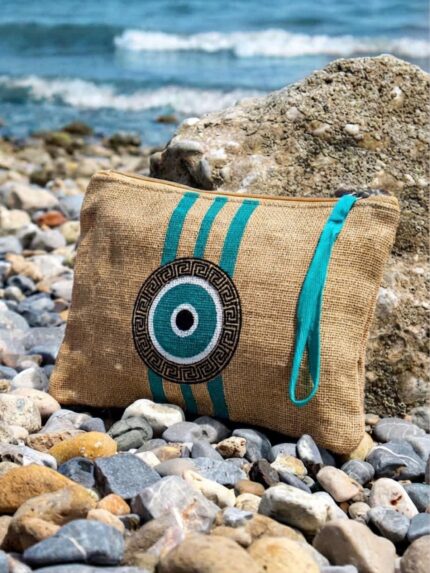 Τσάντα χειρός clutch από γιούτα με τυρκουάζ μάτι και μοτίβο μέανδρου με τυρκουάζ χερούλι